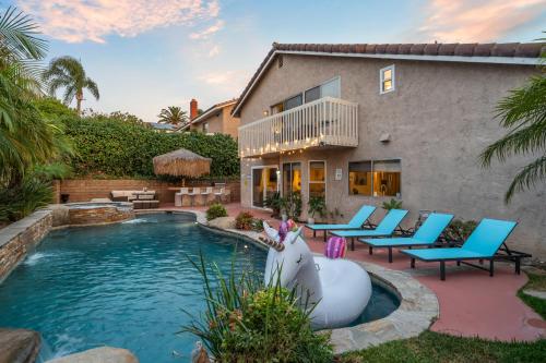 Bazén v ubytování Entire Private Home with 4 Bedrooms and 3 Bathrooms, Pool, Hot Tub, King Bed, Garage, Available Now nebo v jeho okolí