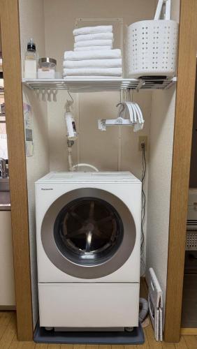 a washer and dryer in a kitchen with towels at inn2nd101 in Kurashiki