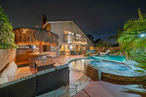 Bazén v ubytování Entire Private Home with 4 Bedrooms and 3 Bathrooms, Pool, Hot Tub, King Bed, Garage, Available Now nebo v jeho okolí