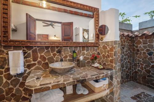 um banheiro com uma pia de pedra e um espelho em Casa Linaje Hotel Boutique by HMC -Cauca Viejo- Mayores de 10 años em Jericó