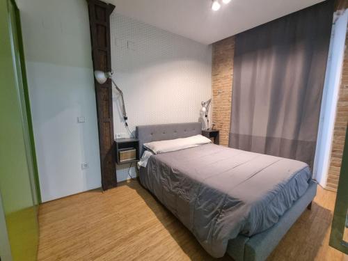 ein Schlafzimmer mit einem Bett in einem Zimmer in der Unterkunft Modern & Cozy flat in Center Granada in Granada