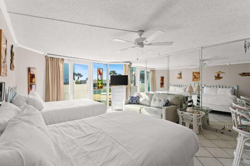 Voodi või voodid majutusasutuse Beach Front Ocean View Condo - Top Of The Gulf 105 toas