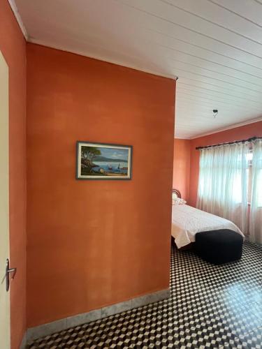 En eller flere senge i et værelse på Casa Kaly pé na areia