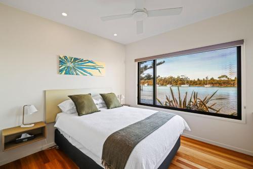 Postel nebo postele na pokoji v ubytování Anglesea Waterfront Bungalow