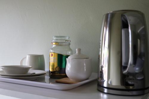 Παροχές για τσάι/καφέ στο Cozy Garden Cottage with Secure Private Parking