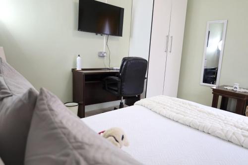 Ένα ή περισσότερα κρεβάτια σε δωμάτιο στο Cozy Garden Cottage with Secure Private Parking