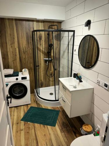 Un baño con ducha, inodoro y lavabo. en Apartament Siedlce ul Szkolna 4, en Siedlce