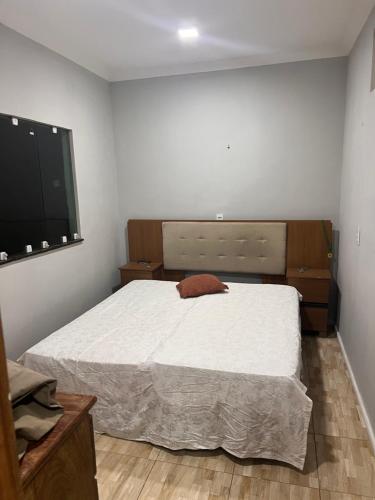 een slaapkamer met een bed en een flatscreen-tv bij Aconchego Paracuru in Paracuru