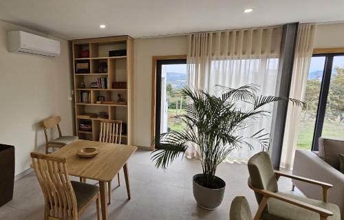 a living room with a table and a potted plant at Villa Maragoça Retreat Douro in Portela