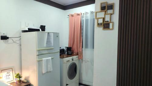 una cucina con frigorifero e lavatrice di Cozy Studio Rohrmoser a San José