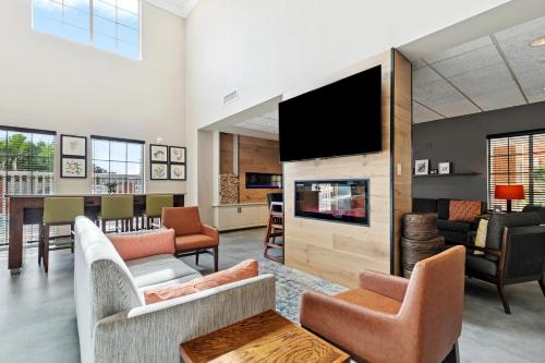 Una televisión o centro de entretenimiento en Country Inn & Suites by Radisson, Covington, LA