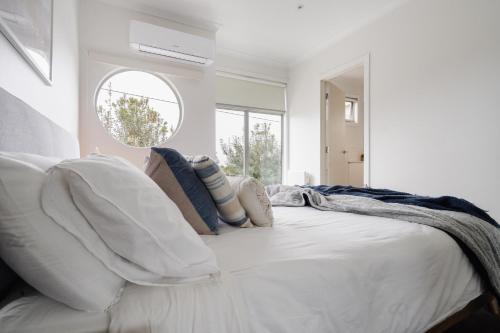 Postel nebo postele na pokoji v ubytování Hide and Sea