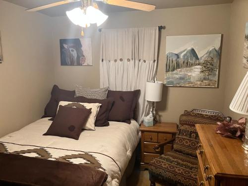 una camera da letto con un letto, un tavolo e una finestra di And Boots Start Knocking 3 beds Super Host Status a Stillwater