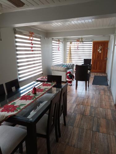 a dining room with a table and chairs and a couch at Valpito Alegre in Valparaíso