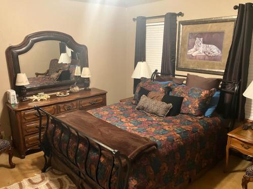 una camera da letto con un letto e un grande specchio di And Boots Start Knocking 3 beds Super Host Status a Stillwater
