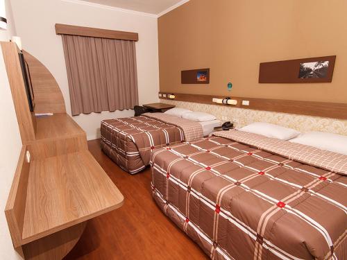 מיטה או מיטות בחדר ב-Strassen Hotel