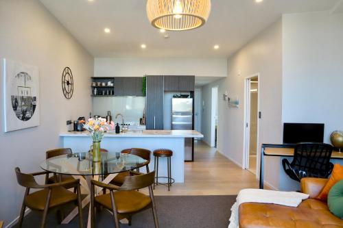 Eldhús eða eldhúskrókur á Manhattan Suite - Panoramic Views, Beach Access