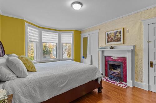 Ένα ή περισσότερα κρεβάτια σε δωμάτιο στο 1942 Boathouse Harbour Views 2Bd Parking