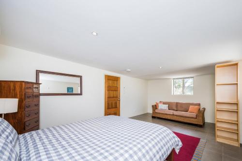 Postel nebo postele na pokoji v ubytování Sheoak on Wedge - Well Appointed Property Close To Beach