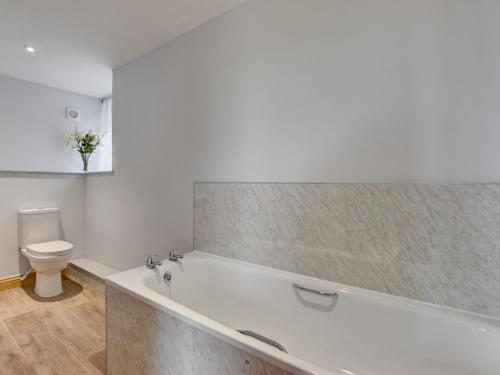 Vannituba majutusasutuses 2 Bed in South Molton 88991