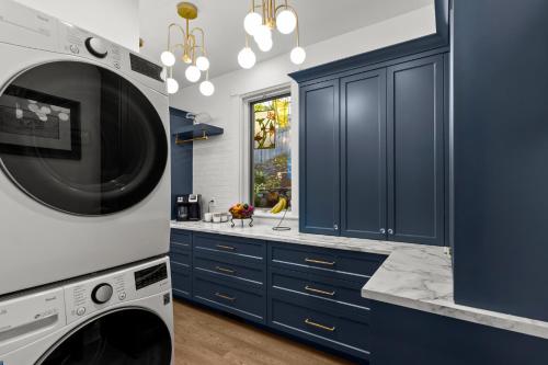 Φωτογραφία από το άλμπουμ του Spacious 4BR 2BA 3Parking Near DT & Parks σε St. John's