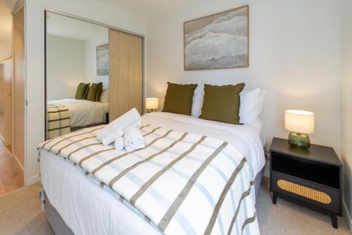 Postel nebo postele na pokoji v ubytování 2 Bedroom with Carpark Overlooks Central East Frame