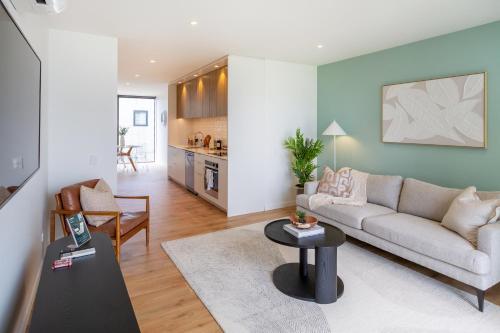 Kuchyň nebo kuchyňský kout v ubytování 2 Bedroom with Carpark Overlooks Central East Frame