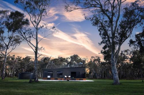 Východ nebo západ slunce při pohledu z farmy nebo okolí