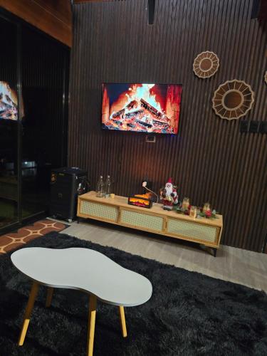 TV/trung tâm giải trí tại 33 0VG by Tasha's Place