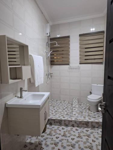 un bagno con lavandino e WC di Jayda Lodge a Kwedonu