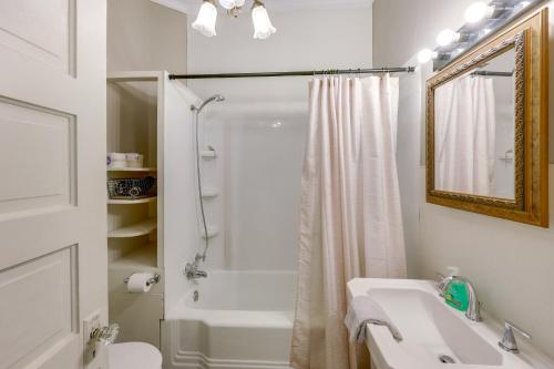 Phòng tắm tại Hickory Hill House Less Than 1 Mi to Downtown Texarkana!