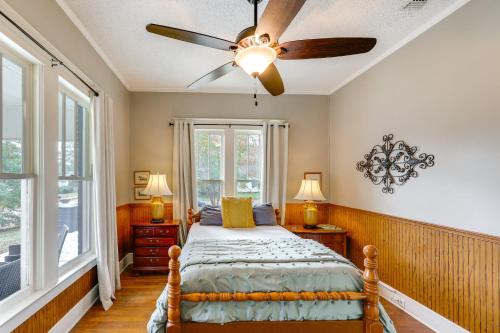 Giường trong phòng chung tại Hickory Hill House Less Than 1 Mi to Downtown Texarkana!