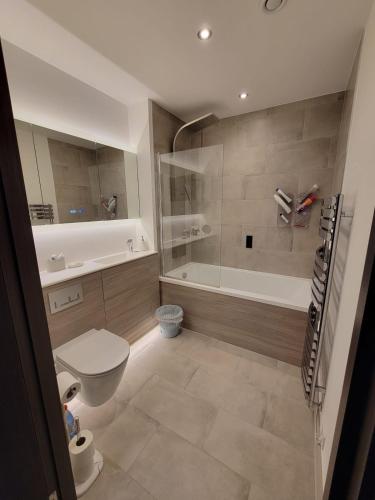 Ένα μπάνιο στο Host-Free Ensuite Double Bed by Heathrow
