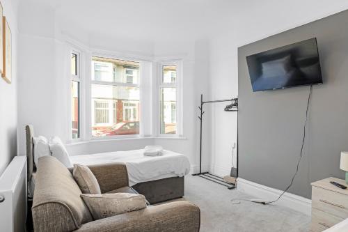 Una televisión o centro de entretenimiento en 7-Bed Contractor House in Wallasey- free parking