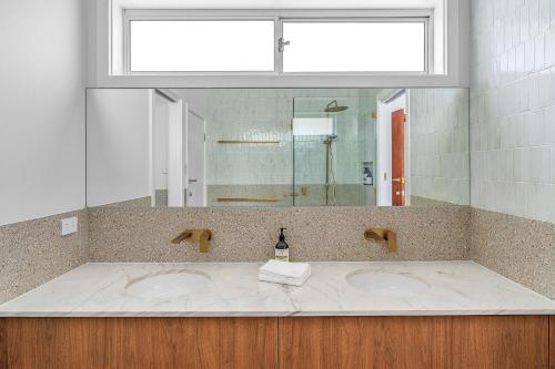 un bagno con due lavandini e un grande specchio di Burri Burri, Gerringong a Gerringong