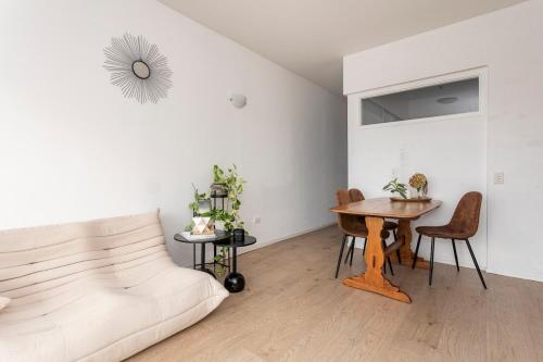 ein Wohnzimmer mit Sofa und Tisch in der Unterkunft Stay at the heart of the city! in Auckland