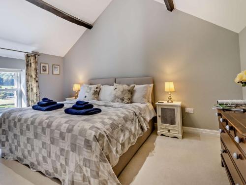 una camera da letto con un letto con asciugamani blu sopra di 5 Bed in Conwy 48169 a Eglwys-Fâch