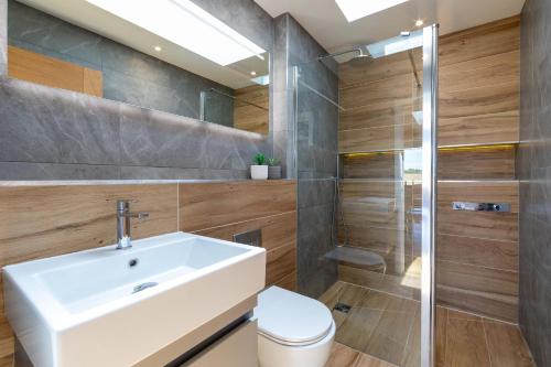 a bathroom with a sink and a toilet and a shower at lakeside Lodge in Bristol