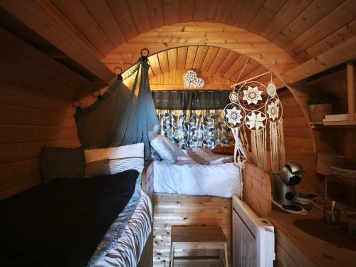 Ένα ή περισσότερα κρεβάτια σε δωμάτιο στο Le Tonneau insolite Bacchus - Le Souffle du Saule - SPA