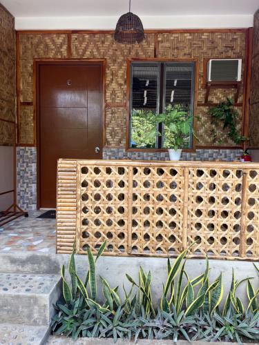 ClarinにあるCasas de Ruumar Bed and Breakfast-Bar-Two rooms for family availableの門前の木塀のある家