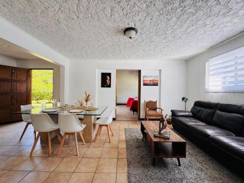 Posezení v ubytování Bonsai House