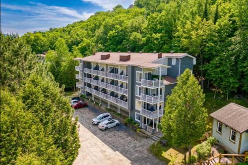 een luchtzicht op een groot huis met een parkeerplaats bij LAO LOFT 105 by Gestion ELITE in Mont-Tremblant