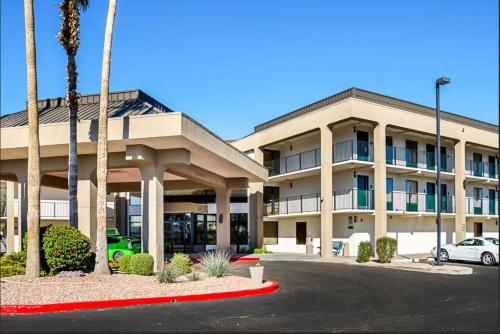 a building with a car parked in front of it at Stay7 studios Hotel Phoenix Metro in Phoenix