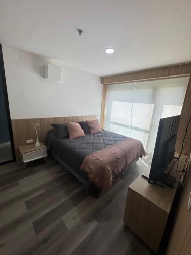 Giường trong phòng chung tại Hotel Rioverde Suite Cerca de Aeropuerto JMC