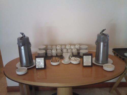 普诺Uros Titicaca Kurmi lodge的一张桌子上放着两台咖啡机