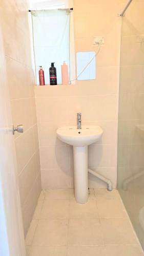 Ένα μπάνιο στο Cozy Room near airport and train station