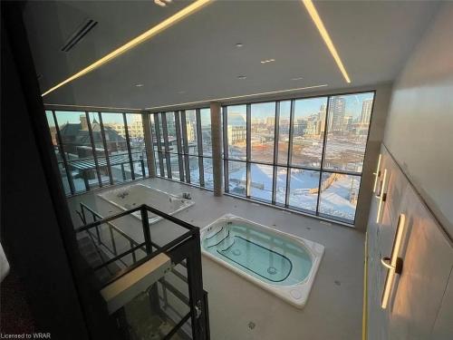 uma casa de banho com banheira num quarto com janelas em 2 Bedroom, 2 Bath Stunning Condo - heart of Kitchener Downtown em Kitchener