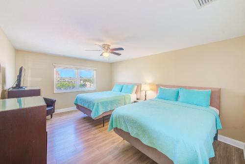 En eller flere senge i et værelse på Beachfront Balcony Sleeps 10 Heated Pool King Bed -308