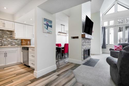 Il dispose d'une cuisine et d'un salon avec une cheminée. dans l'établissement Slopeside Haven - Ski-In Ski-Out Adventure Base, à Blue Mountains