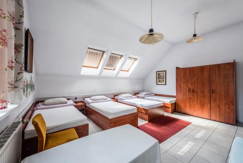 Un pat sau paturi într-o cameră la Dom pod Różą